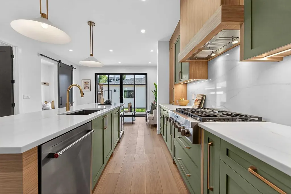 605 29 Avenue NW Calgary AB T2M 2M8