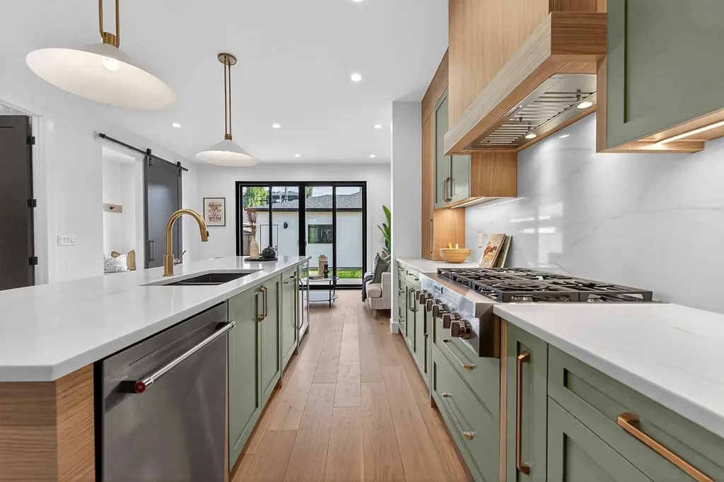 605 29 Avenue NW Calgary AB T2M 2M8