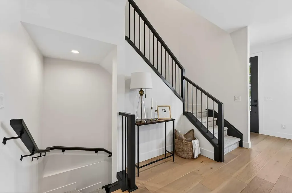 605 29 Avenue NW Calgary AB T2M 2M8