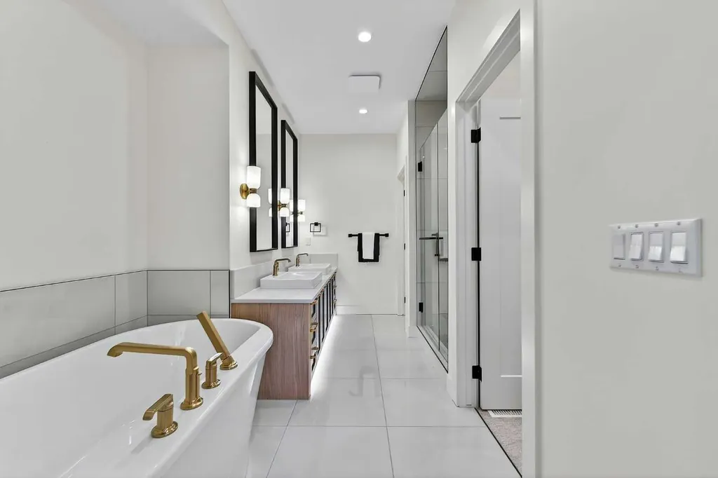 605 29 Avenue NW Calgary AB T2M 2M8