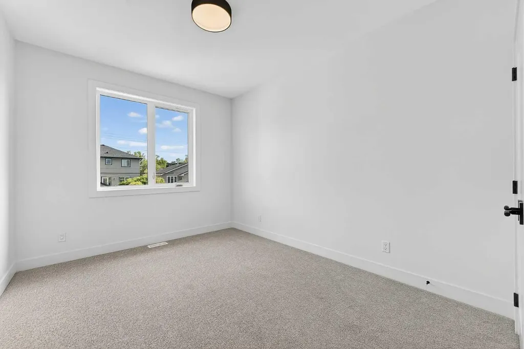 605 29 Avenue NW Calgary AB T2M 2M8