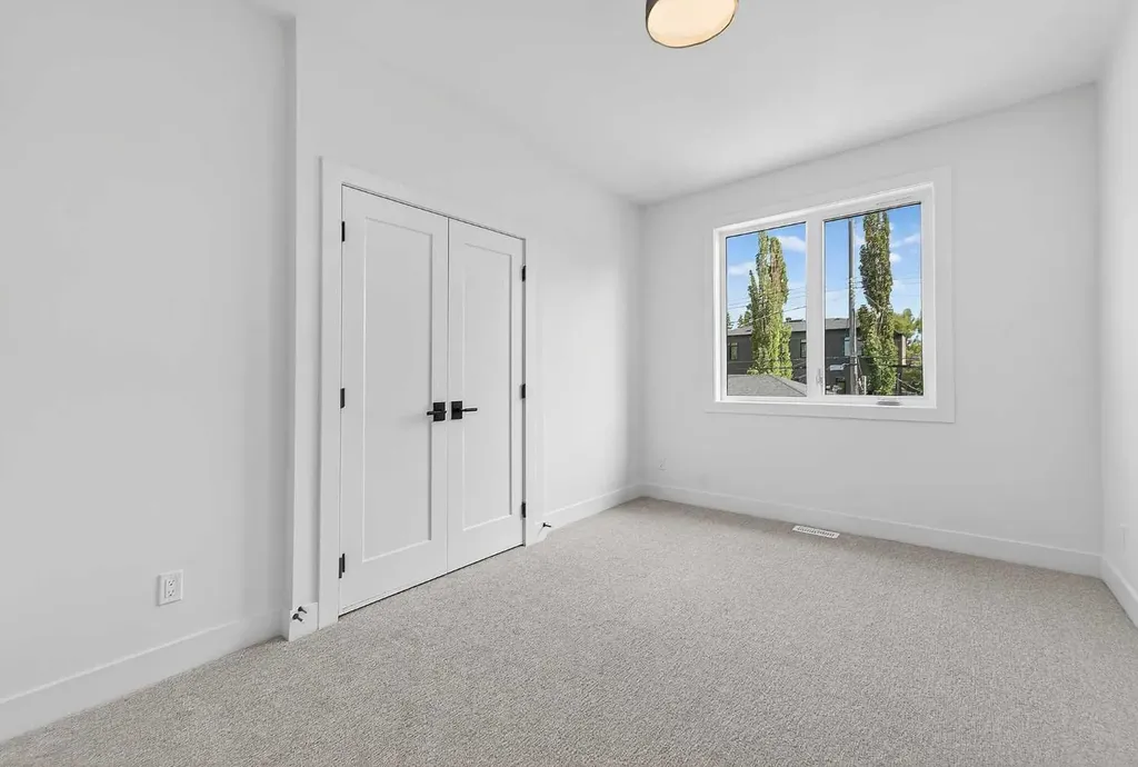605 29 Avenue NW Calgary AB T2M 2M8
