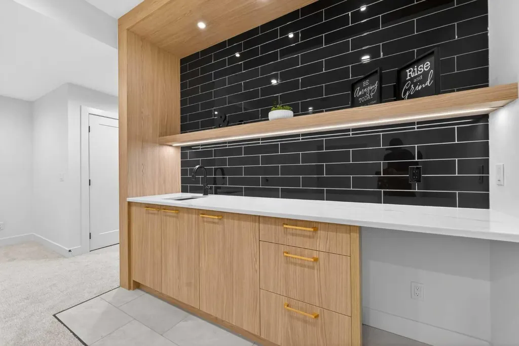 605 29 Avenue NW Calgary AB T2M 2M8
