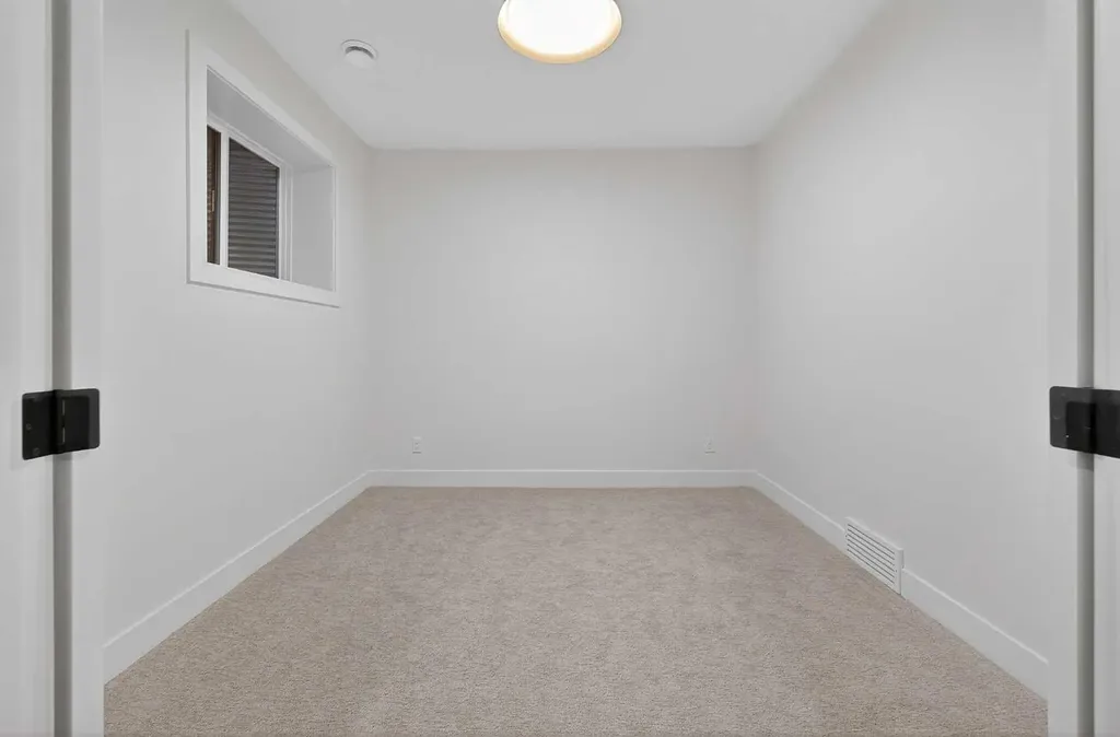 605 29 Avenue NW Calgary AB T2M 2M8