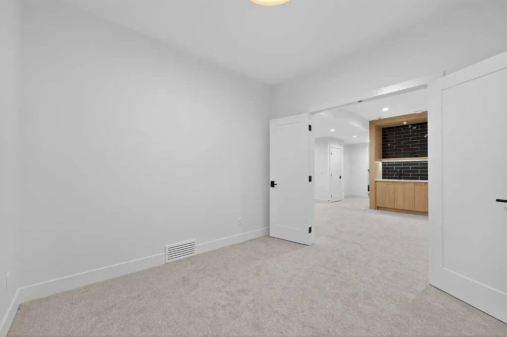 605 29 Avenue NW Calgary AB T2M 2M8