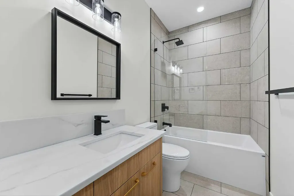 605 29 Avenue NW Calgary AB T2M 2M8