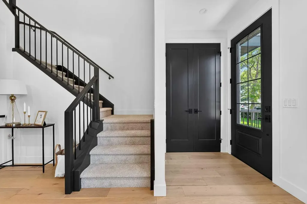 605 29 Avenue NW Calgary AB T2M 2M8
