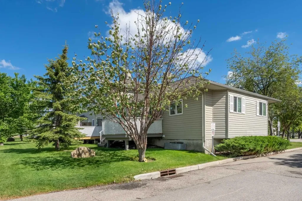 120 Mt Aberdeen Manor SE Calgary AB T2Z 3N8