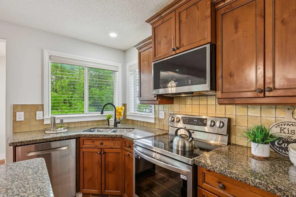 18 Tuscany Hills Crescent NW Calgary AB T3L 1Z8