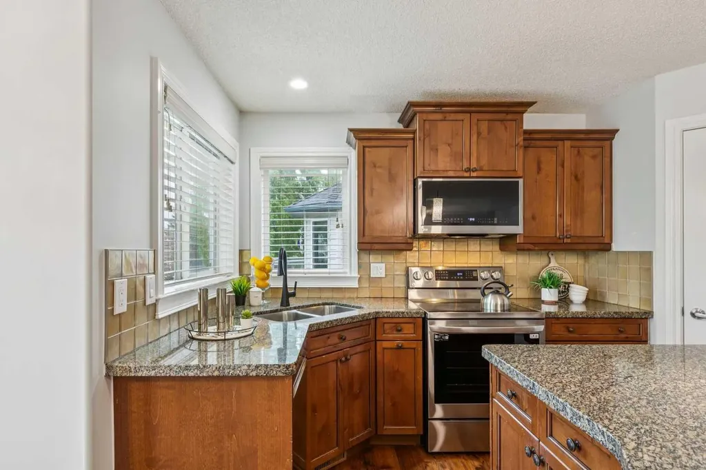 18 Tuscany Hills Crescent NW Calgary AB T3L 1Z8