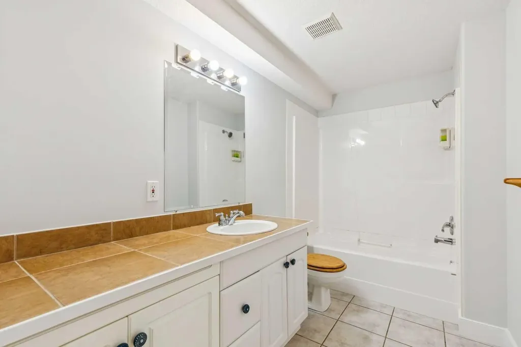 18 Tuscany Hills Crescent NW Calgary AB T3L 1Z8