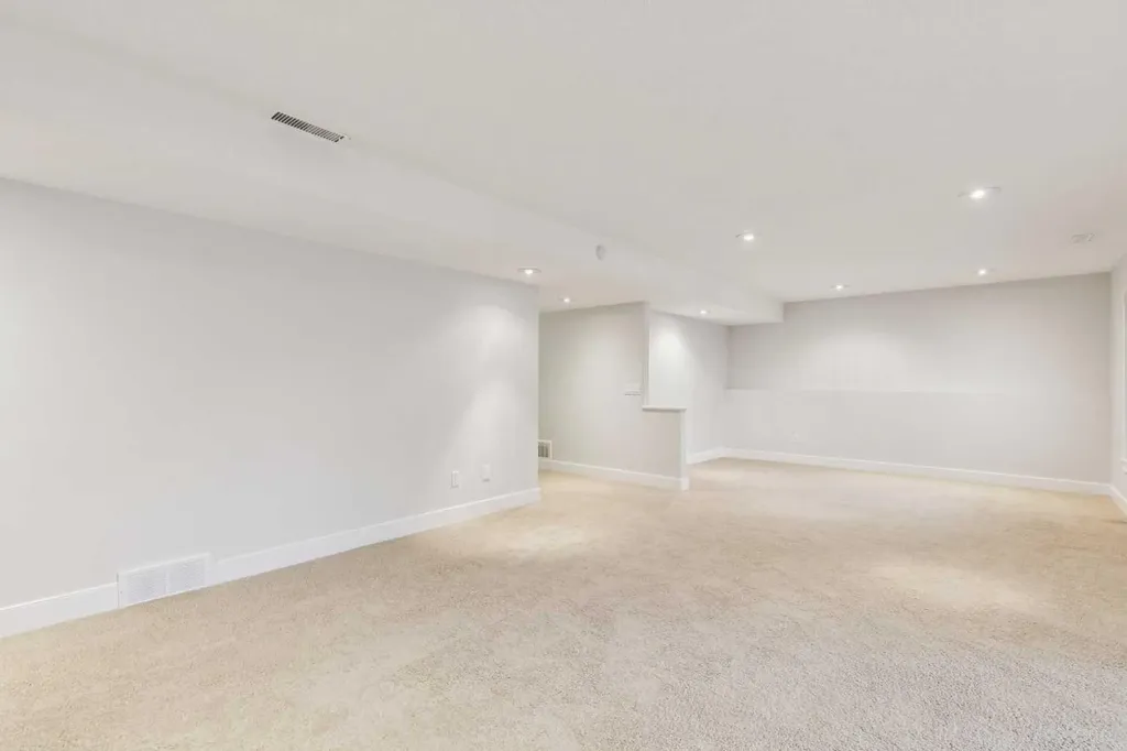 18 Tuscany Hills Crescent NW Calgary AB T3L 1Z8