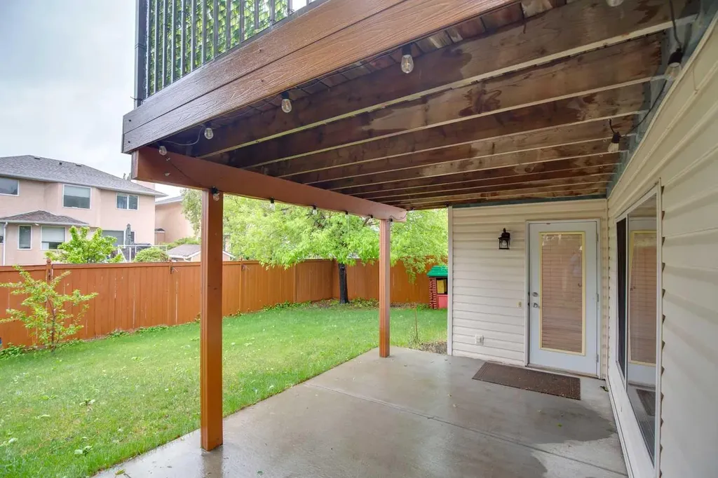 18 Tuscany Hills Crescent NW Calgary AB T3L 1Z8