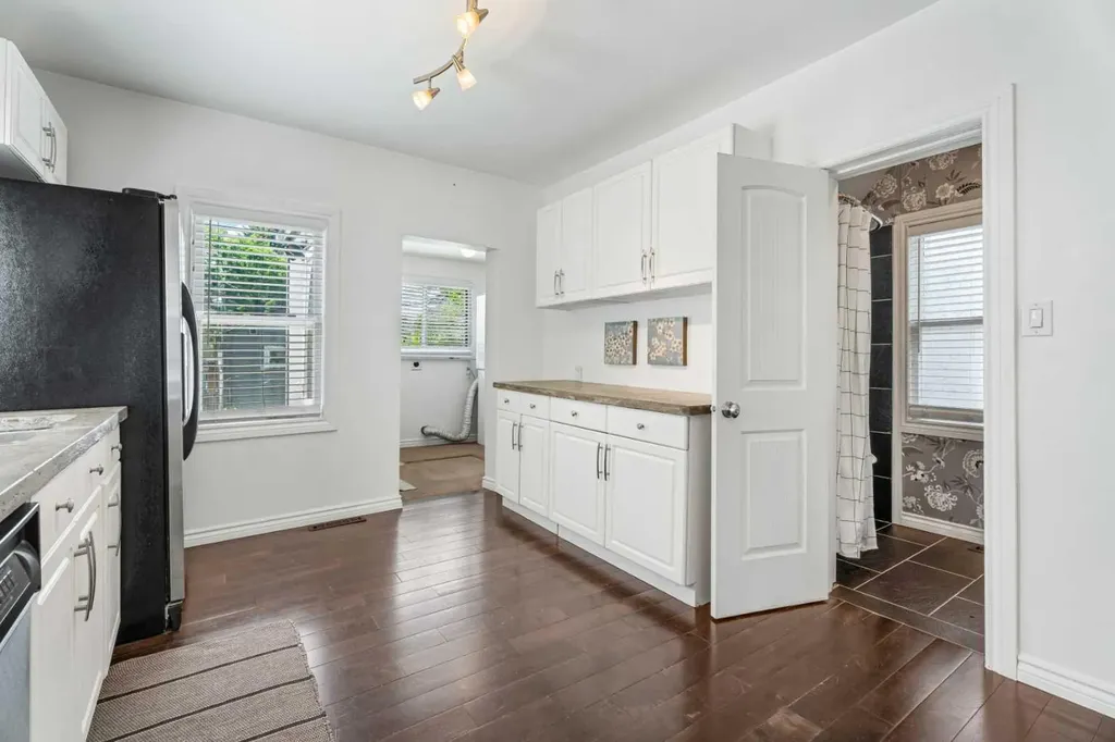 213 7a Street NE Calgary AB T2E 4E7