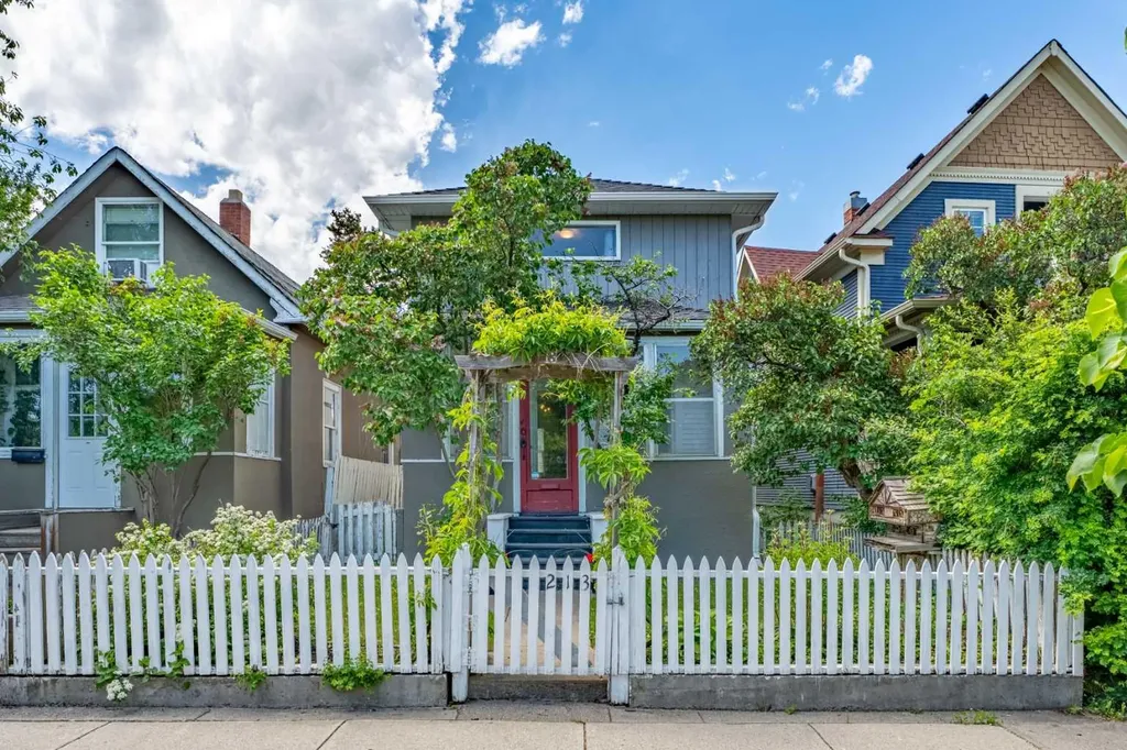 213 7a Street NE Calgary AB T2E 4E7