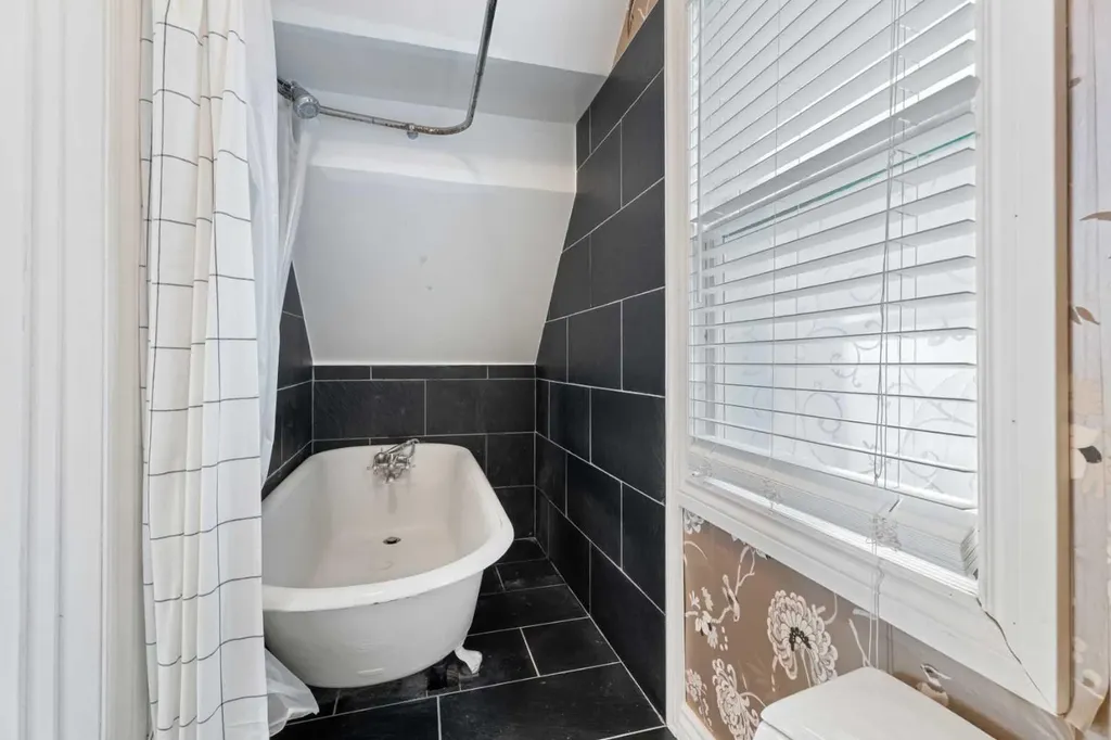 213 7a Street NE Calgary AB T2E 4E7