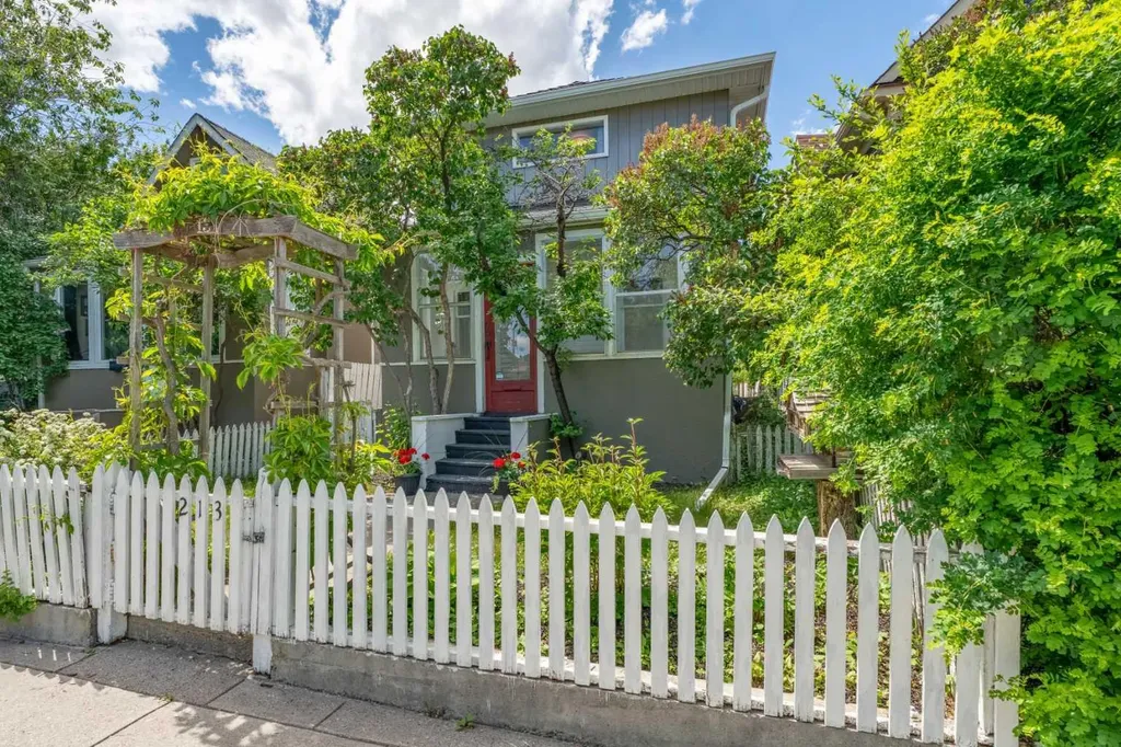 213 7a Street NE Calgary AB T2E 4E7