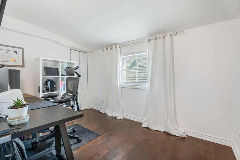 213 7a Street NE Calgary AB T2E 4E7