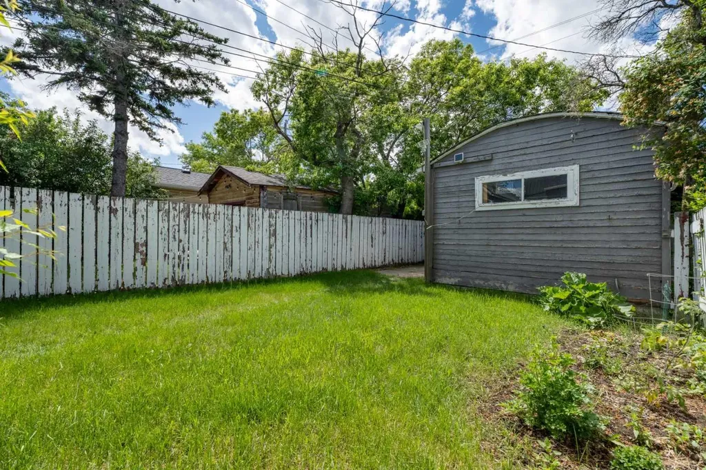 213 7a Street NE Calgary AB T2E 4E7