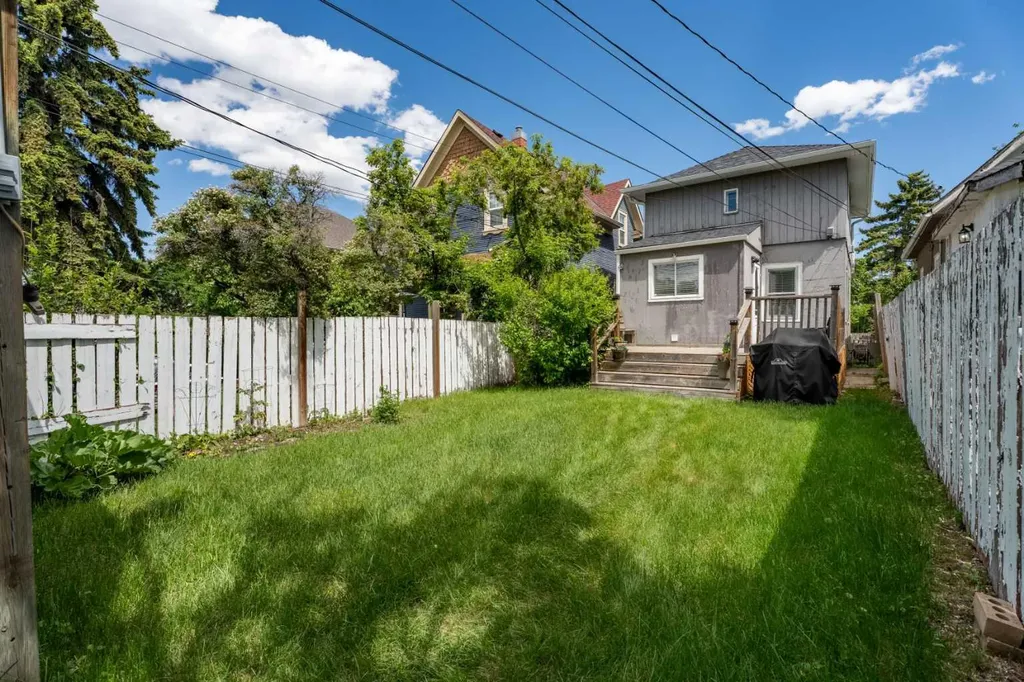 213 7a Street NE Calgary AB T2E 4E7
