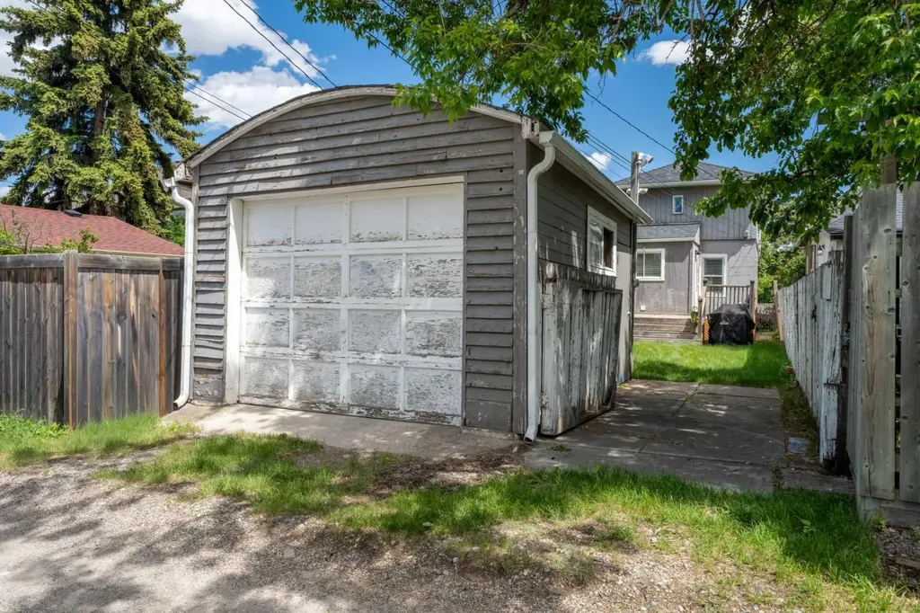 213 7a Street NE Calgary AB T2E 4E7