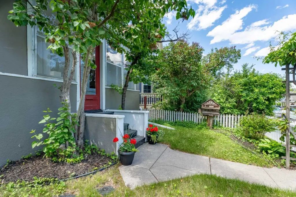 213 7a Street NE Calgary AB T2E 4E7