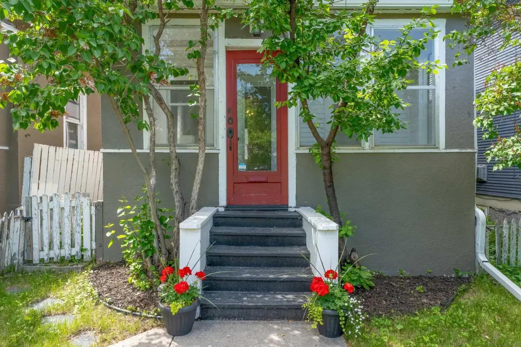 213 7a Street NE Calgary AB T2E 4E7