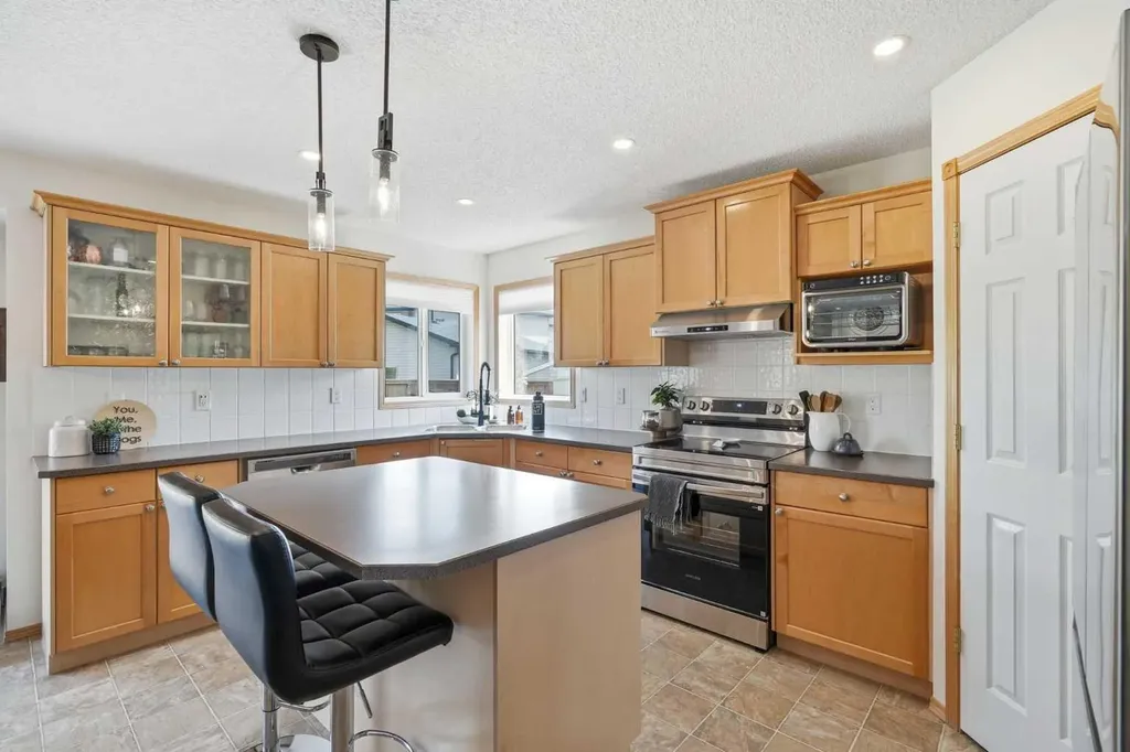 123 Canoe Place SW Airdrie AB T4B 2L5