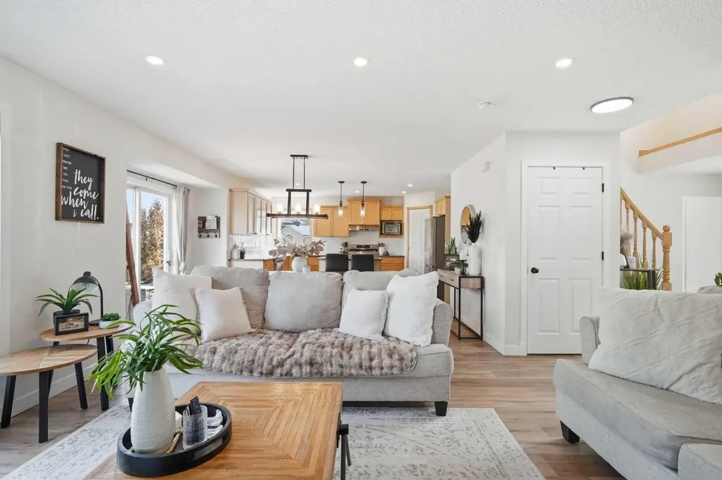 123 Canoe Place SW Airdrie AB T4B 2L5