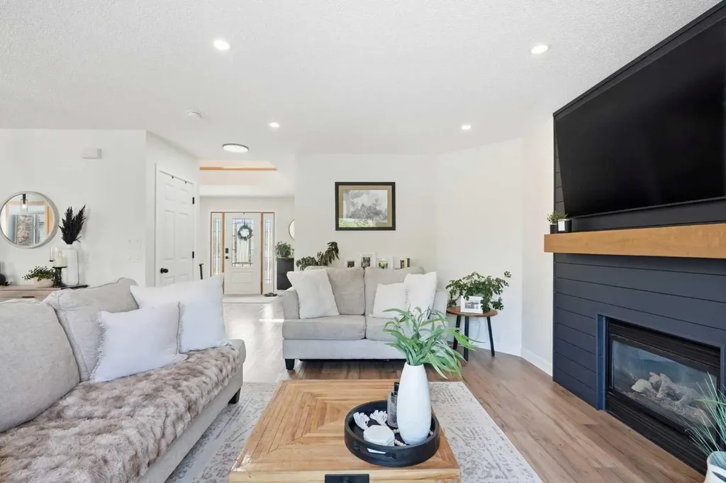 123 Canoe Place SW Airdrie AB T4B 2L5