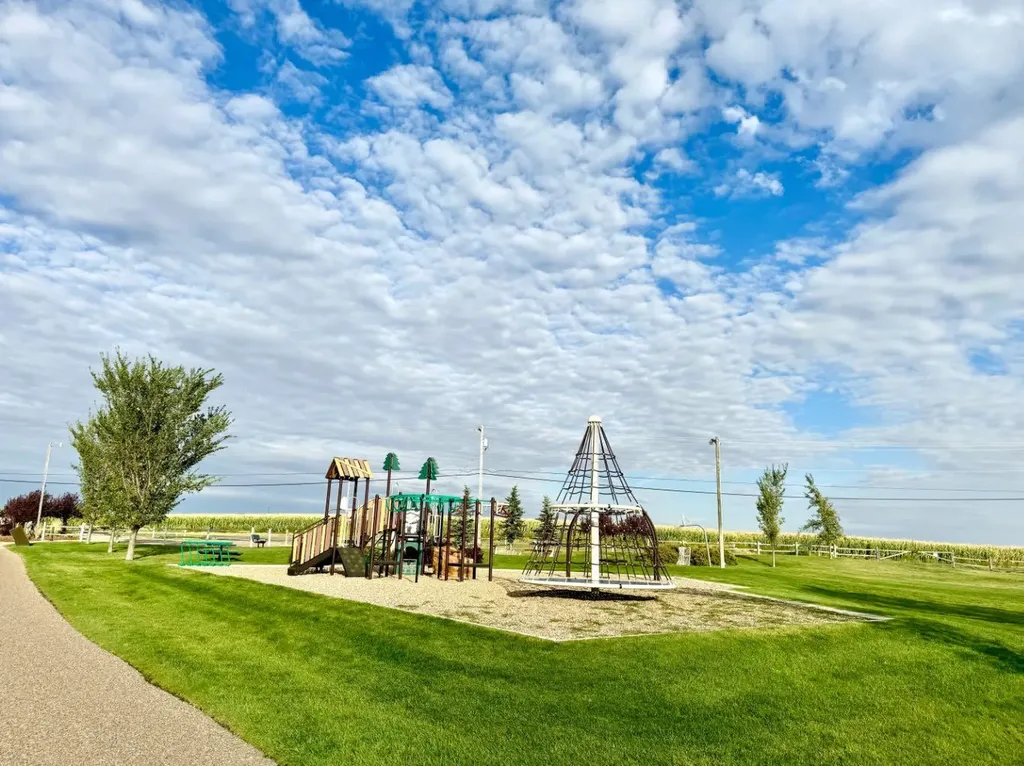 172 Desert Blume Drive Desert Blume AB T1B0H5