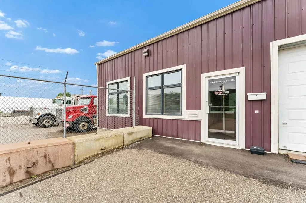 1202 Factory Street SE Medicine Hat AB T1A 8N9