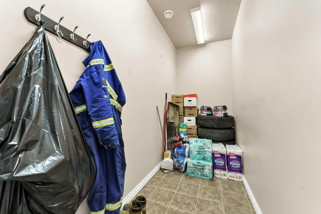 1202 Factory Street SE Medicine Hat AB T1A 8N9