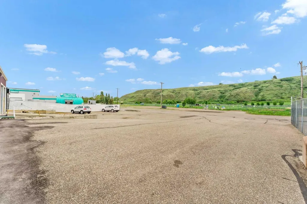 1202 Factory Street SE Medicine Hat AB T1A 8N9