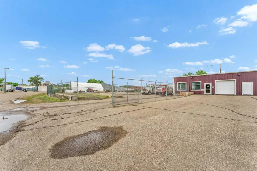 1202 Factory Street SE Medicine Hat AB T1A 8N9