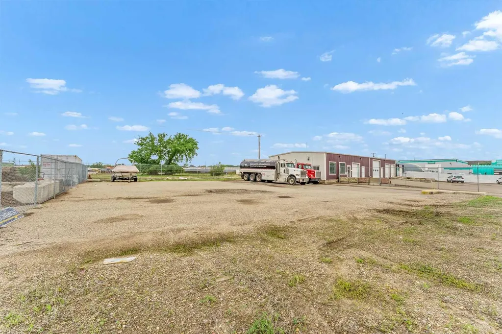 1202 Factory Street SE Medicine Hat AB T1A 8N9