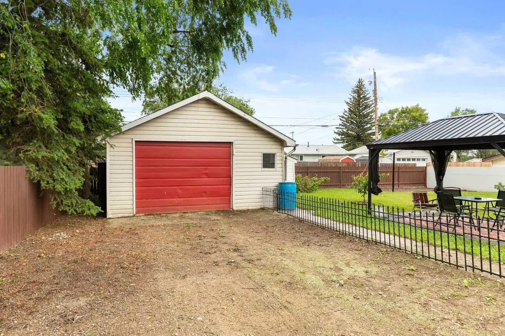 317 3 Street W Bow Island AB T0K 0G0