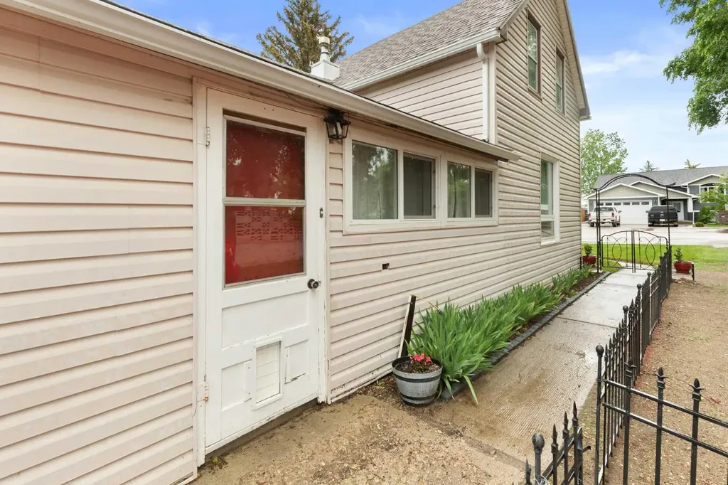 317 3 Street W Bow Island AB T0K 0G0