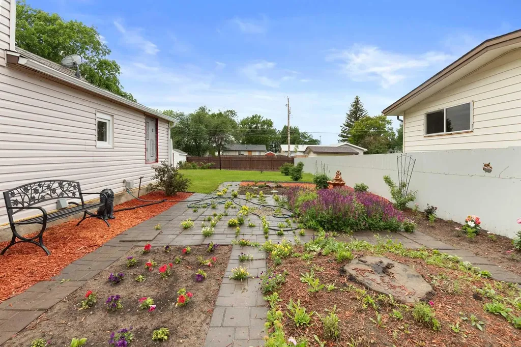 317 3 Street W Bow Island AB T0K 0G0