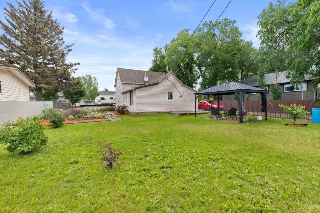 317 3 Street W Bow Island AB T0K 0G0