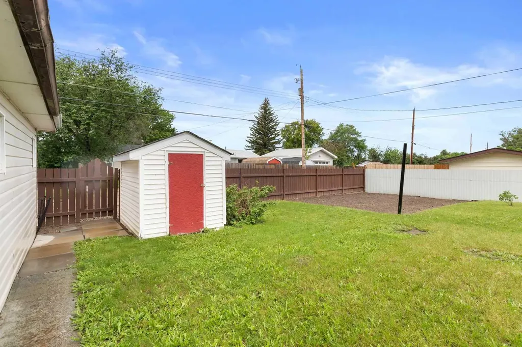 317 3 Street W Bow Island AB T0K 0G0