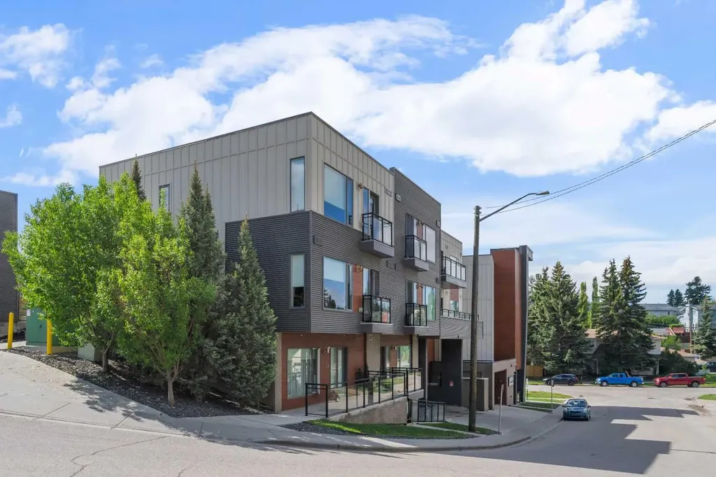 93 34 Avenue SW Calgary AB T2S 3H4