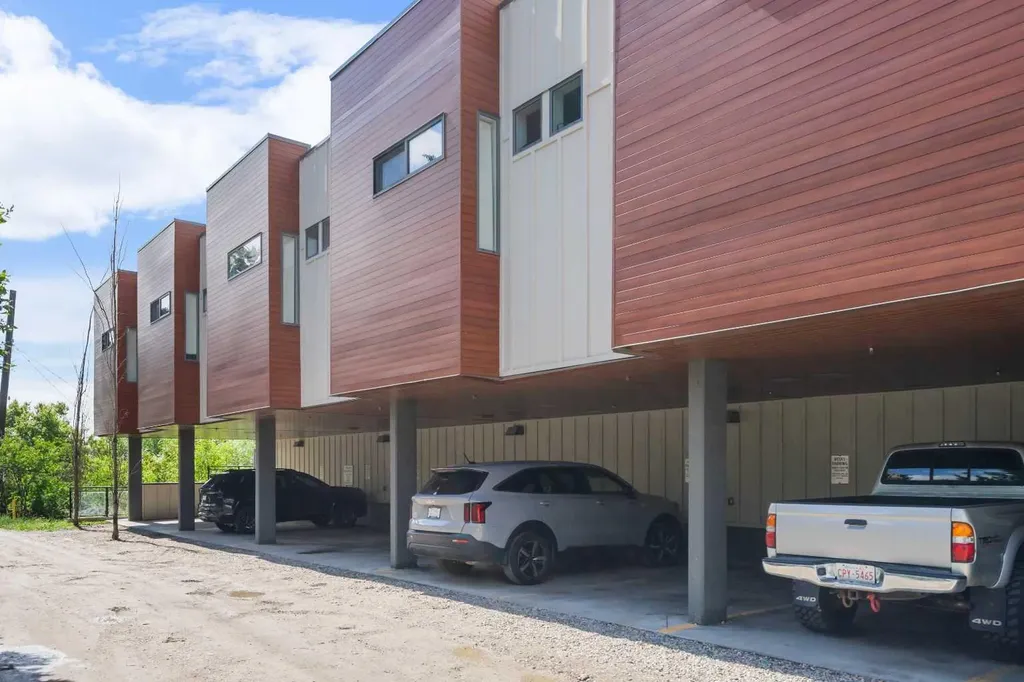 93 34 Avenue SW Calgary AB T2S 3H4