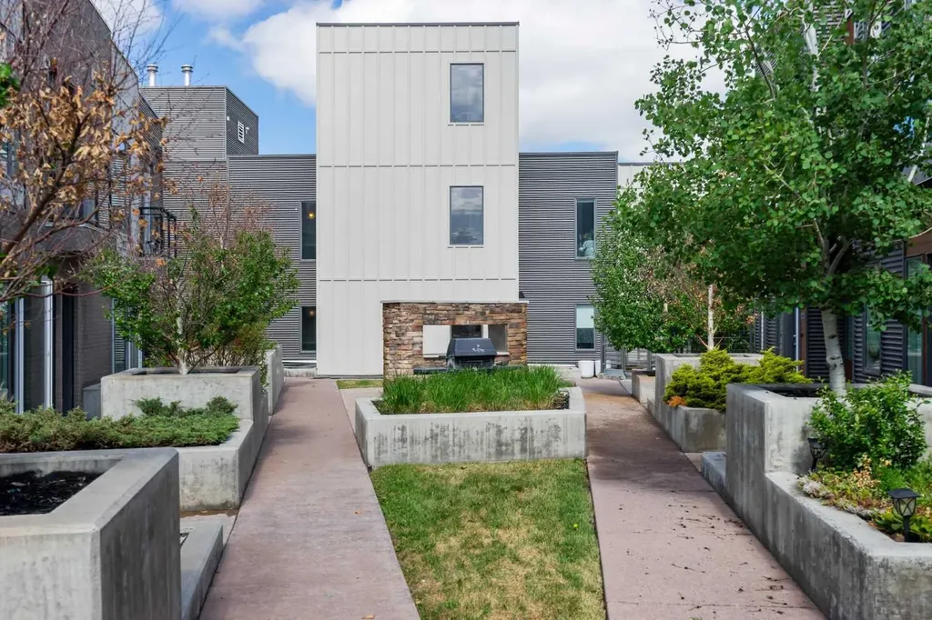 93 34 Avenue SW Calgary AB T2S 3H4