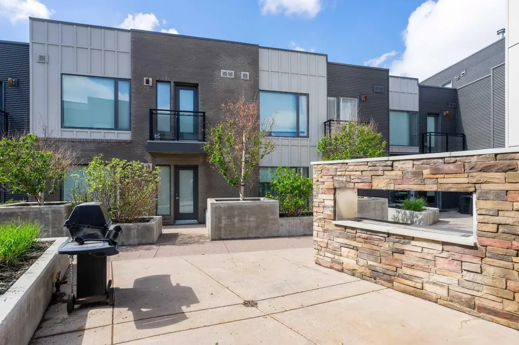 93 34 Avenue SW Calgary AB T2S 3H4