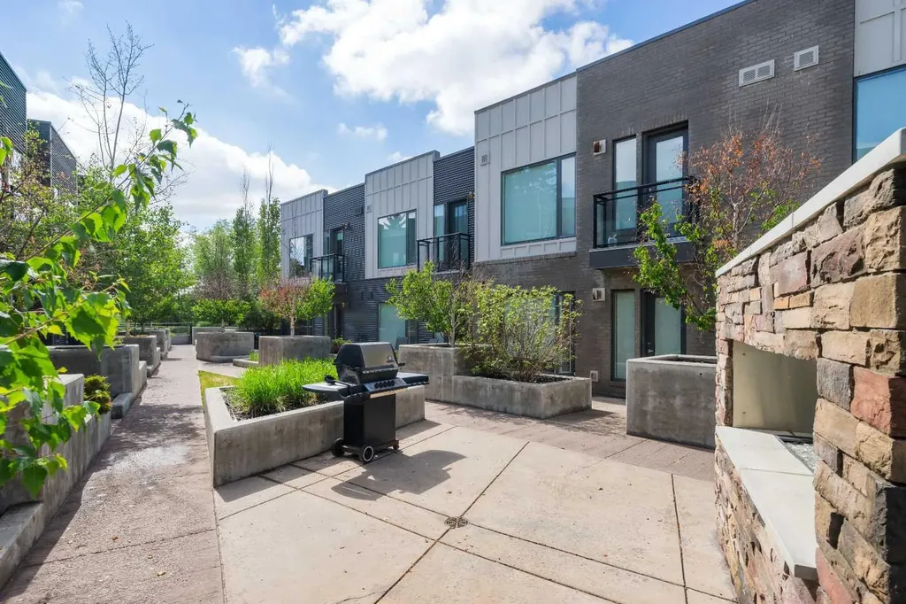 93 34 Avenue SW Calgary AB T2S 3H4