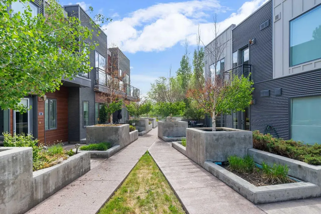93 34 Avenue SW Calgary AB T2S 3H4