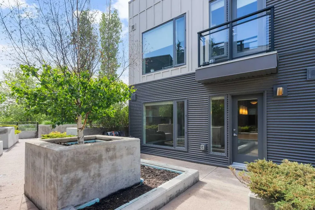 93 34 Avenue SW Calgary AB T2S 3H4