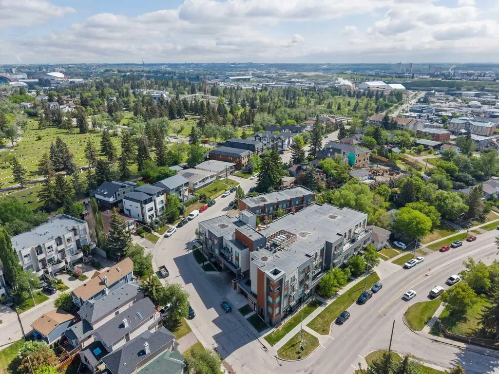 93 34 Avenue SW Calgary AB T2S 3H4