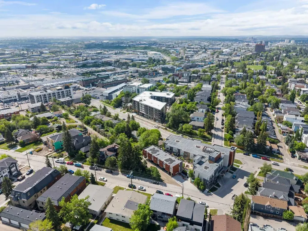 93 34 Avenue SW Calgary AB T2S 3H4